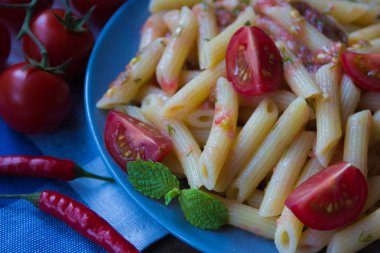 Domates ve biber biber ile makarna penne 