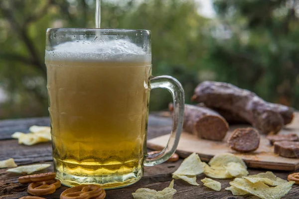 Öl, korv och pretzels på styrelsens trä utomhus. Oktober — Stockfoto