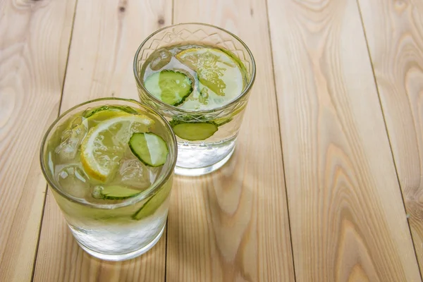 Desintoxicar a água com pepino e limão na mesa de madeira. Cucumber le — Fotografia de Stock