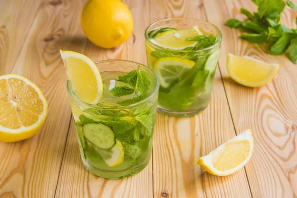 Detoks su, buz, salatalık, limon ile taze organik limonata bir