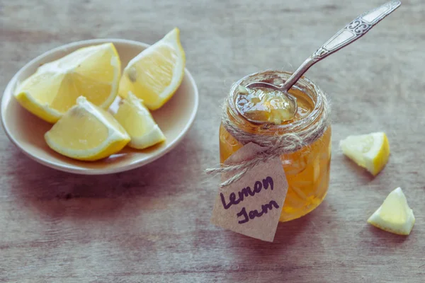 Selai lemon buatan sendiri dalam botol kaca. Selai kuning segar organik — Stok Foto