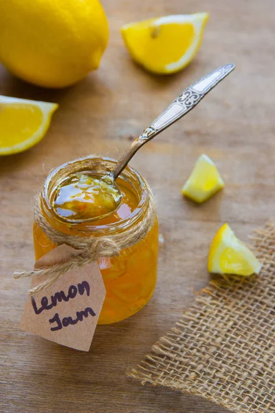 Selai lemon buatan sendiri dalam botol kaca. Selai kuning segar organik — Stok Foto