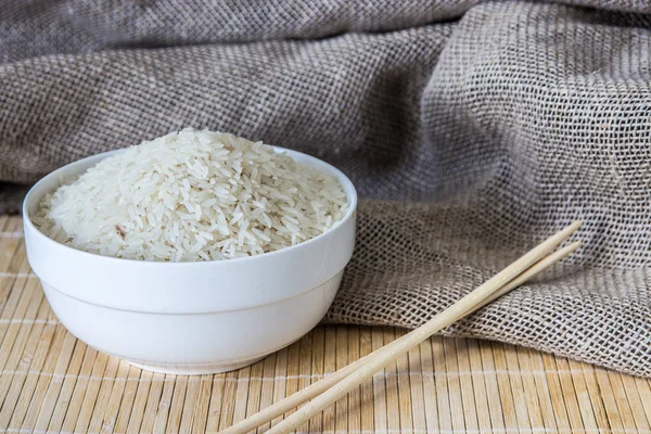 Pirinç beyaz seramik kase yakın çekim