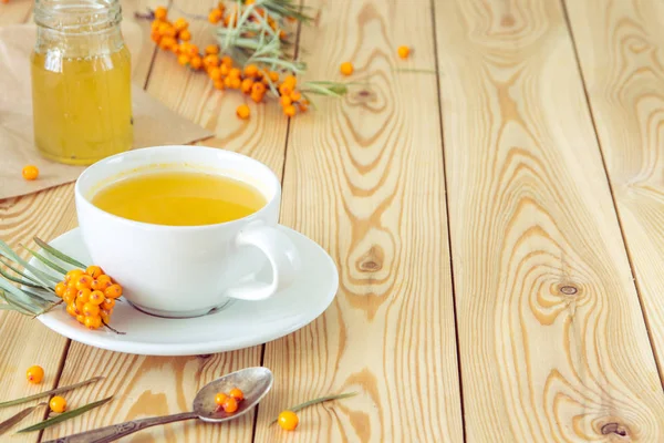 Deniz topalak turuncu ile çay bir fincan ve organik bal çilek