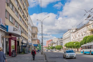 Ekaterinburg, Rusya - 3 Temmuz 2017: Şehir sokakları, Yekaterinburg merkezinde.