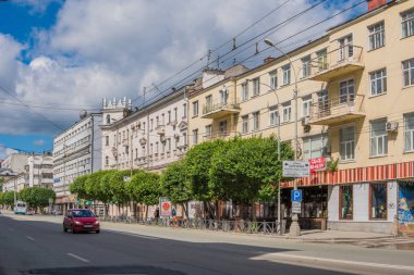 Ekaterinburg, Rusya - 3 Temmuz 2017: Şehir sokakları, Yekaterinburg merkezinde.