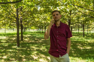 Yaz Park cep telefonu olan bir adam. Sm ile yakışıklı delikanlı