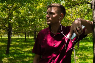 Yaz Park cep telefonu olan bir adam. Sm ile yakışıklı delikanlı