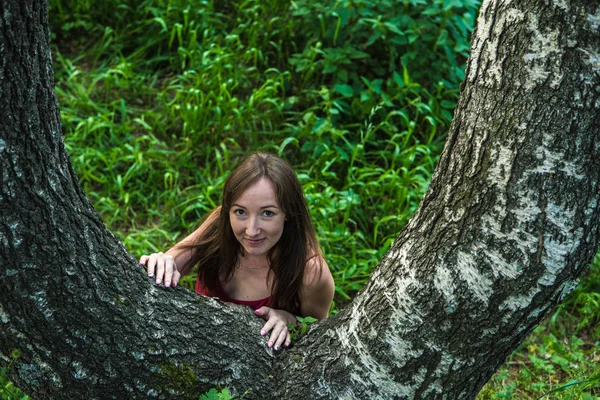 Young woman portrait in a summer forest in the mountains. Pretty — Stock Photo, Image