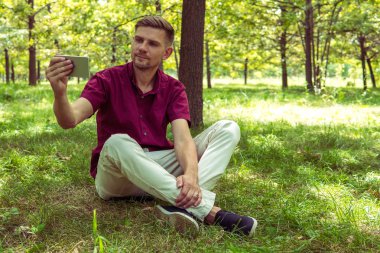 Genç adam yaz p selfie fotoğraf ile smartphone alıyor