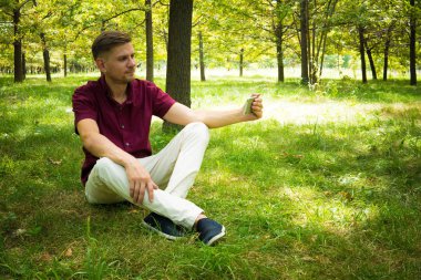 Genç adam yaz p selfie fotoğraf ile smartphone alıyor