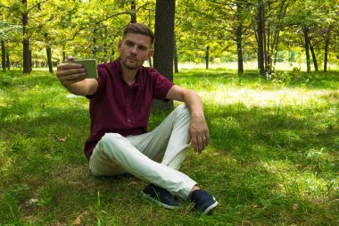 Genç adam yaz p selfie fotoğraf ile smartphone alıyor