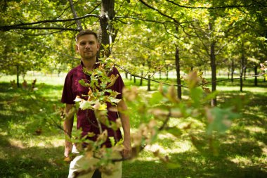 Yaz aylarında parkta genç çekici adam. Adam portresi