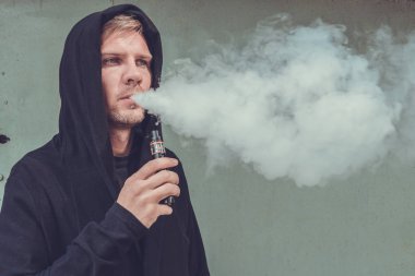 Vape olan adam. Genç adam sigara elektronik sigara