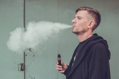 Vape olan adam. Genç adam sigara elektronik sigara