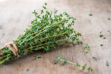 Kekik grup. Ahşap arka plan üzerinde taze thymes demet