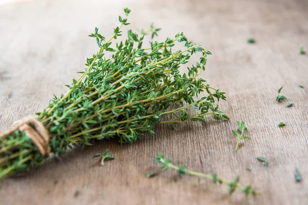 Kekik grup. Ahşap arka plan üzerinde taze thymes demet
