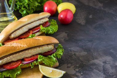 Uskumru baget kırmızı soğan domates ve salata ile içinde. Kopya alanı