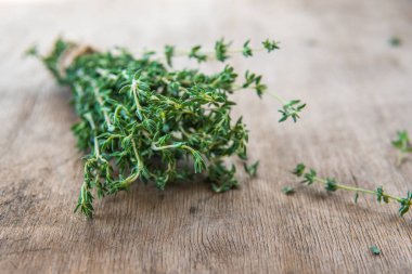 Kekik grup. Ahşap arka plan üzerinde taze thymes demet