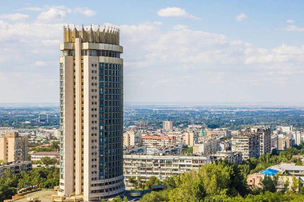 Almaty city view, Kazakstan hotel in summer — Stock Photo, Image