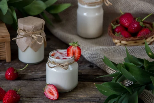 Yougurt bio dans un bocal à la fraise. Fraise fraîche avec yo — Photo