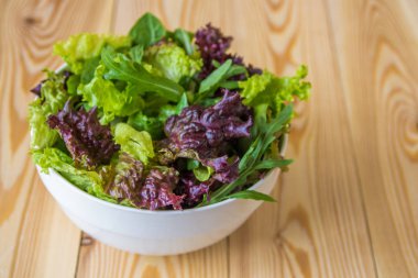 Salata yaprakları, mor marul, ıspanak, roka. Karışık taze sala