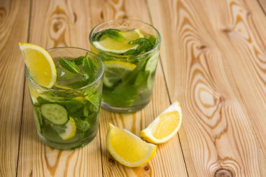 Detoks su, buz, salatalık, limon ile taze organik limonata bir