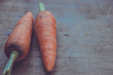Ahşap arka plan üzerinde genç taze havuç. Organik doğal gıda 