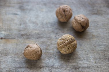 Ceviz ahşap masa üzerinde. Bütün taze ceviz