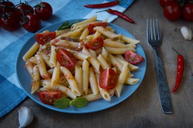 Domates ve biber biber ile makarna penne 