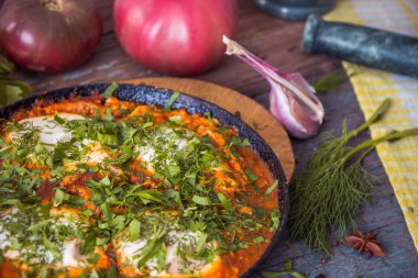 Shakshuka - Yahudi geleneksel tarifi. Sahanda yumurta ile Kahvaltı