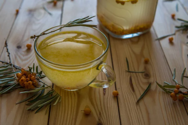 Bir cam bardakta çay ile deniz topalak portakal çilek.