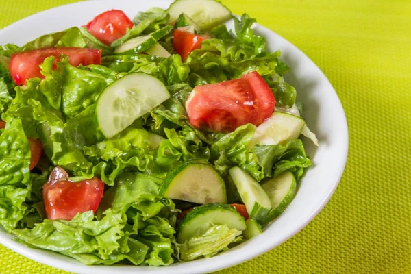 Taze salata. Domates, salatalık ve Yeşiller beyaz kase