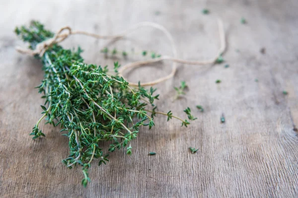Kekik grup. Ahşap arka plan üzerinde taze thymes demet