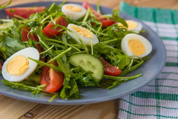 新鮮なグリーン サラダ ルッコラ、トマト、卵、キュウリ — ストック写真