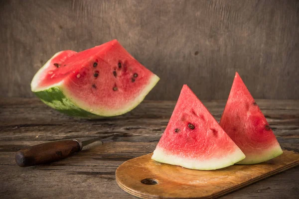 Karpuz ahşap arka plan üzerinde. Organik karpuz