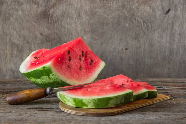 Karpuz dilimleri woodan tablo. Taze kırmızı karpuz. Rus