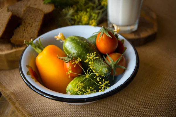 Brood, melk en groenten op een houten achtergrond in rustieke styl — Stockfoto