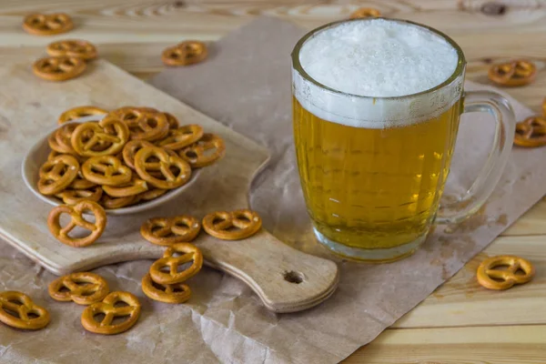 Bira ve masada simit. Octoberfest Tema