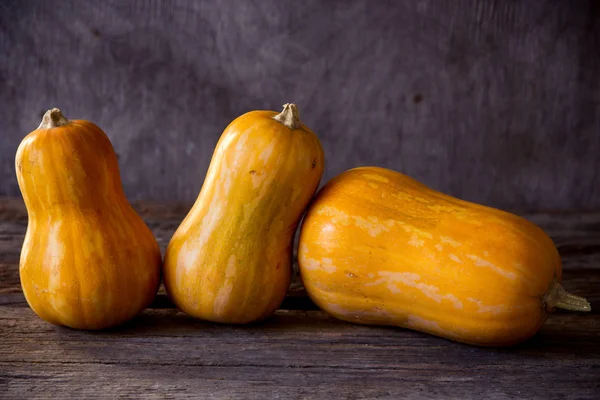 Kabaklar ahşap arka plan üzerinde. Üç bebek kabak 