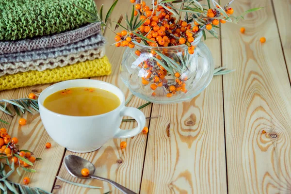 Deniz topalak turuncu ile çay bir fincan çilek. Sonbahar hala lif