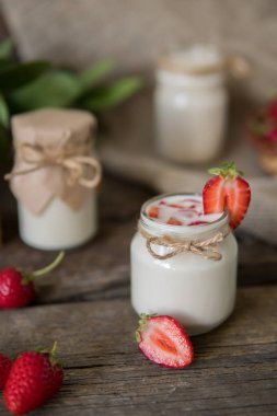 Organik yoğurt çilek kavanoza. Taze çilek ile yo