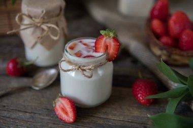 Organik yoğurt çilek kavanoza. Taze çilek ile yo