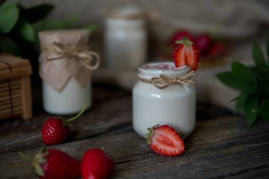 Organik yoğurt çilek kavanoza. Taze çilek ile yo