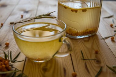 Bir cam bardakta çay ile deniz topalak portakal çilek.