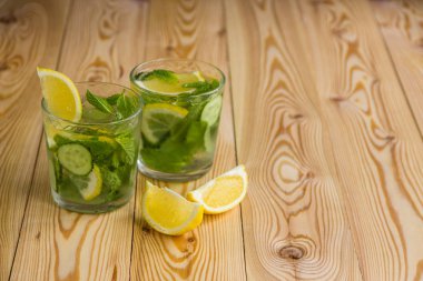 Detoks su, buz, salatalık, limon ile taze organik limonata bir