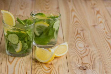 Detoks su, buz, salatalık, limon ile taze organik limonata bir