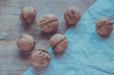 Ceviz ahşap masa üzerinde. Bütün taze ceviz