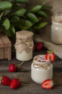 Organik yoğurt çilek kavanoza. Taze çilek ile yo
