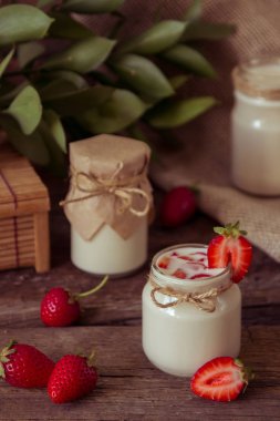 Organik yoğurt çilek kavanoza. Taze çilek ile yo